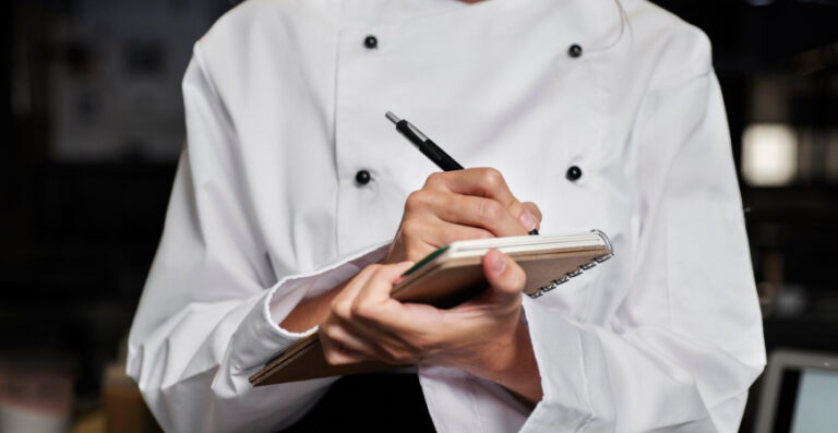 pagar menos imposto restaurante - chef anotando em caderno