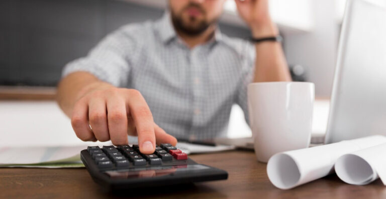 Empresário calculando custos para aplicar planejamento tributário para pequenas empresas