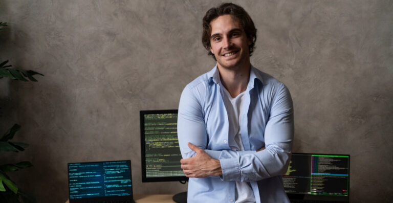 Profissional de tecnologia analisando qual regime tributário paga menos para sua empresa de TI
