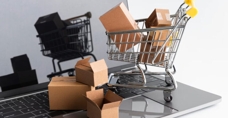 vende pela internet imposto — carrinho de compras com caixas sobre notebook